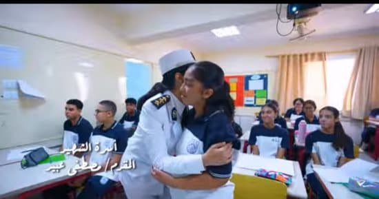 ضباط الشرطة يرافقون أبناء الشهداء إلى مدارسهم
