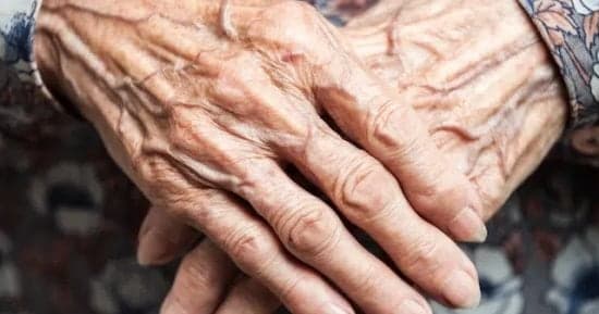 قانون رعاية المسنين يعاقب بالإعفاء أو الغرامة
