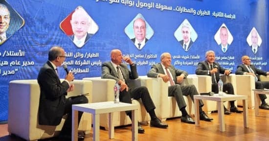 وزير الطيران يعزز الربط الجوي ويطور المطارات