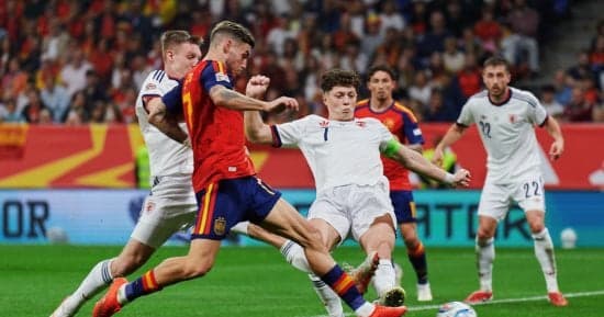 إسبانيا تتفوق على التشيك 3-1 وتظل دون خسارة