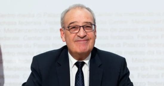 رئيس سويسرا يستقيل بعد 11 عامًا