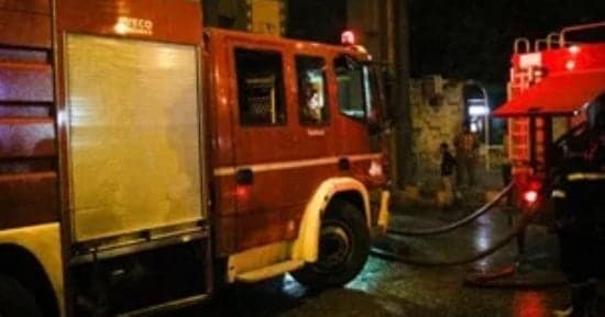 رجال الحماية يبدؤون تبريد موقع حريق الشارع
