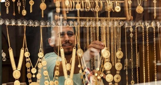 الذهب يترقب تحركات الأونصة عالميًا