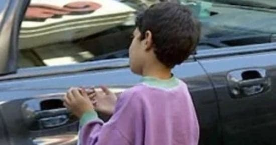 تحول معاناة الأطفال إلى وسيلة ربح