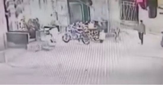 الأهالي يعتقلون خاطفي حقيبة أموال من موظفة بشركة الكهرباء