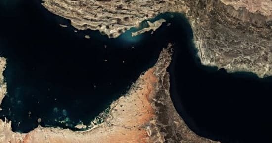 واشنطن تنفي المفاوضات مع إيران والحرس الثوري يهدد استهداف القواعد