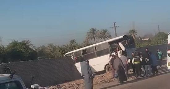 تسع إصابات في حادث تصادم أتوبيسين بالطريق