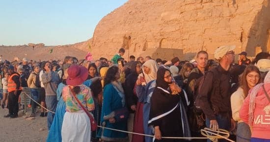 طابور سياحي طويل أمام أبو سمبل