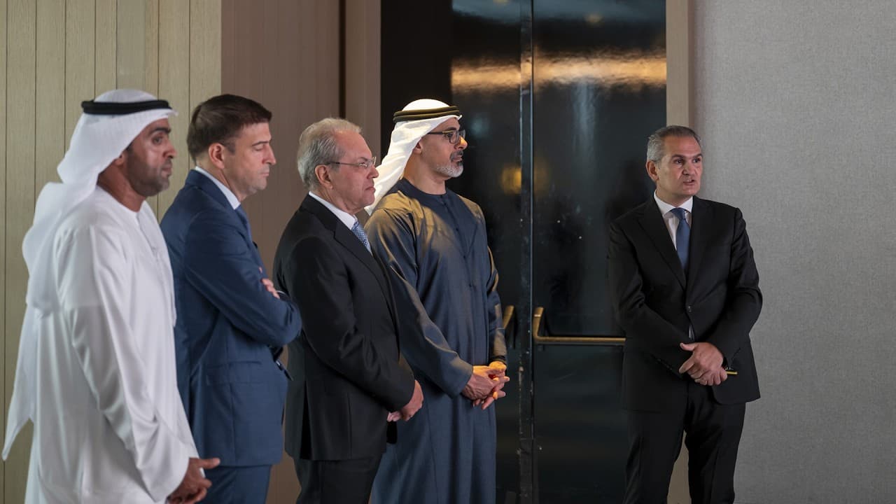 ولي عهد أبوظبي يزور مشاريع استراتيجية في اليونان
