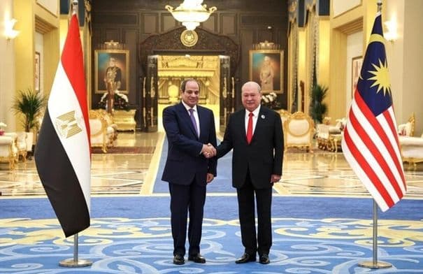 Malaysian King bestows top medal on Sisi