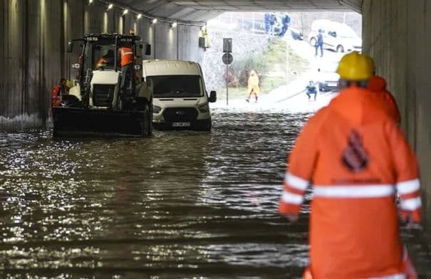 Istanbul school suspended after floods
