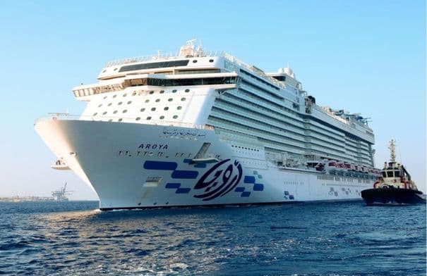 Aroya cruise docks at Aqaba with 3400 visitors