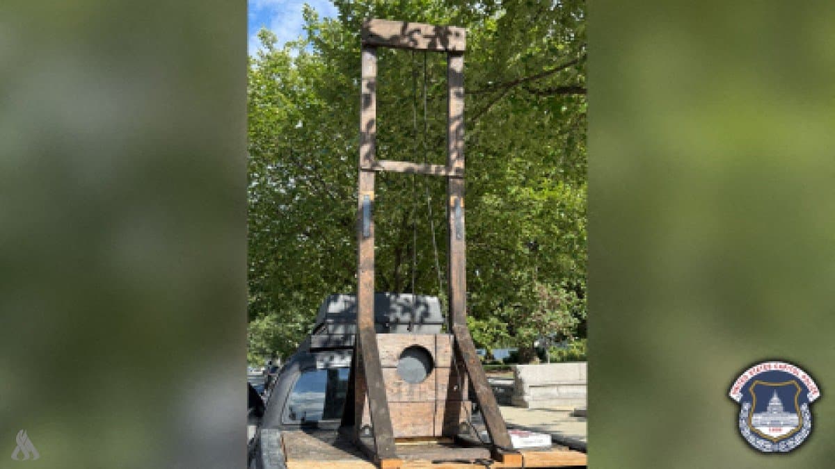 Man transporting guillotine detained in Washington