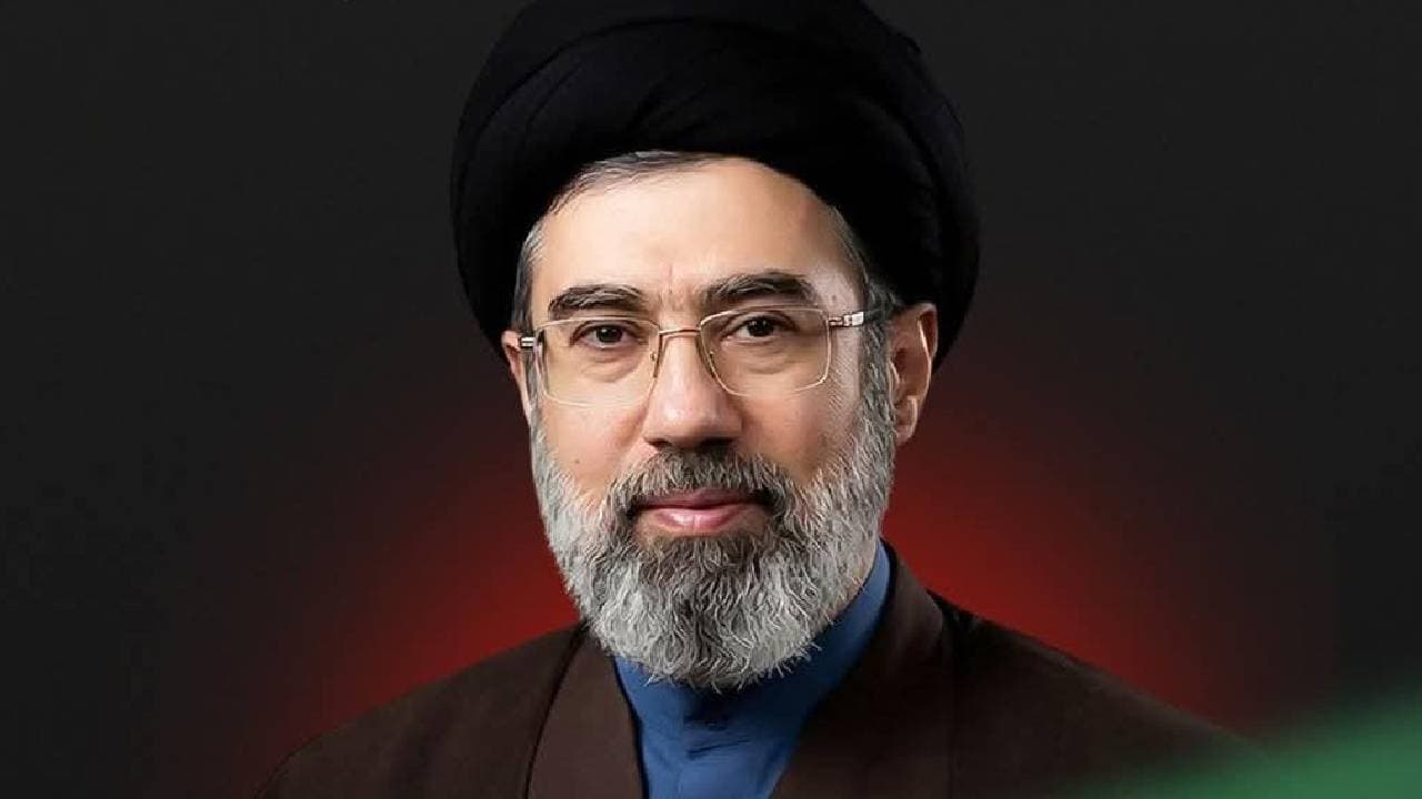 أول ظهور لمجتبى خامنئي ومتى تم تصويره