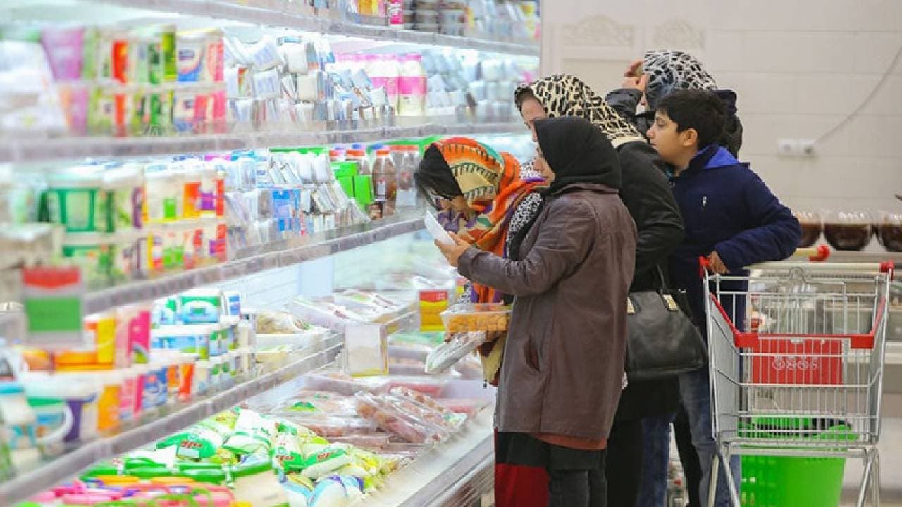 ملايين الإيرانيين يحدون نفقاتهم بسبب التضخم
