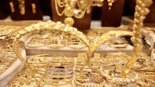 21-karat gold costs 87 dinars