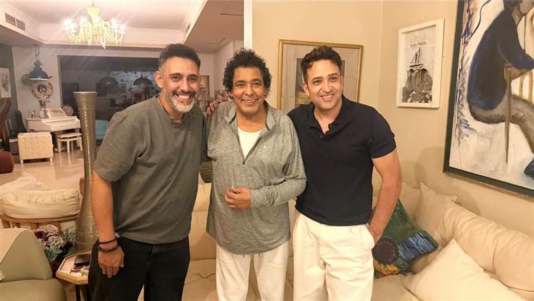 محمد منير يظهر بعد شائعة مرضه