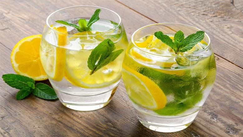 فوائد شرب ماء ليمون دافئ صباحا