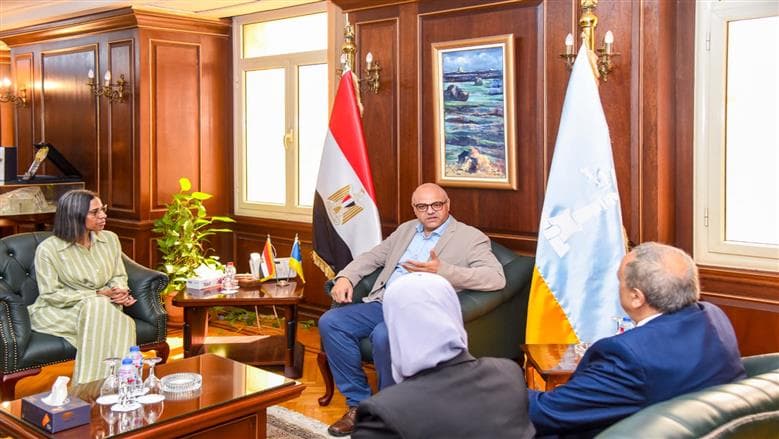 محافظ الإسكندرية يناقش حماية السواحل والكنوز البحرية