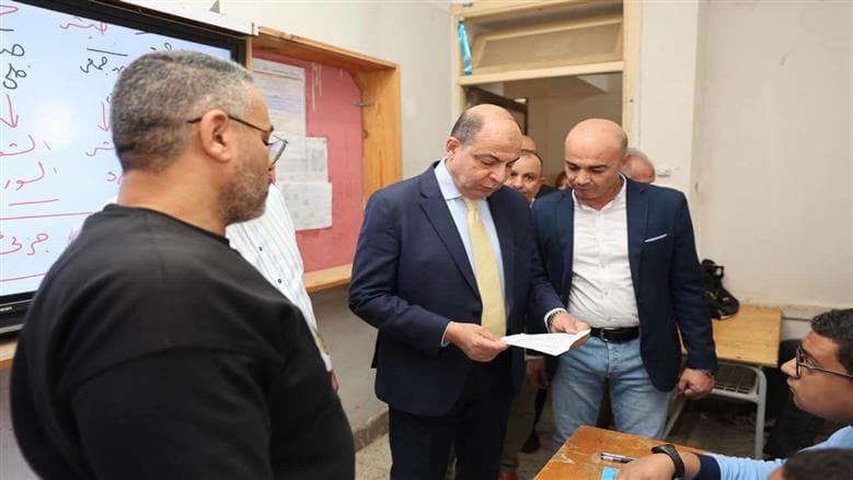محافظ المنيا يتابع الدراسة بمدرسة بني مزار الثانوية