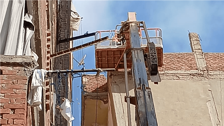 محافظ الإسكندرية يتابع إزلة عقار المازني أمنيا