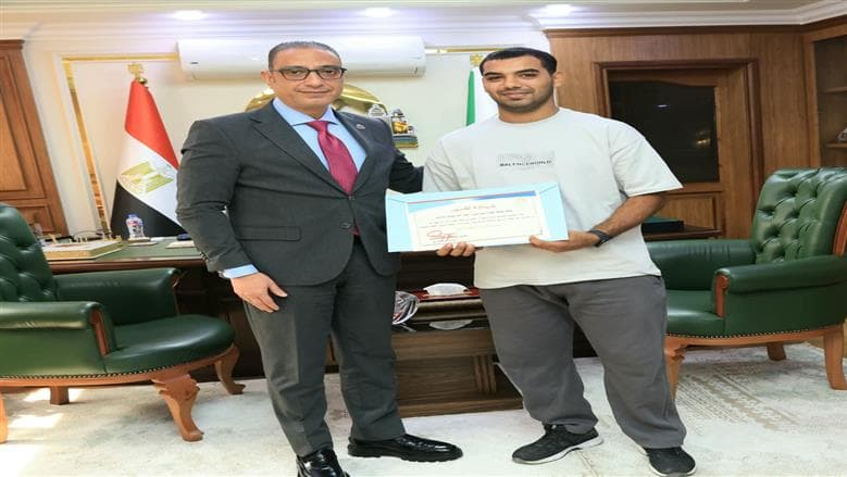 محافظ الجيزة يكرم من أنقذ طفلا من السقوط