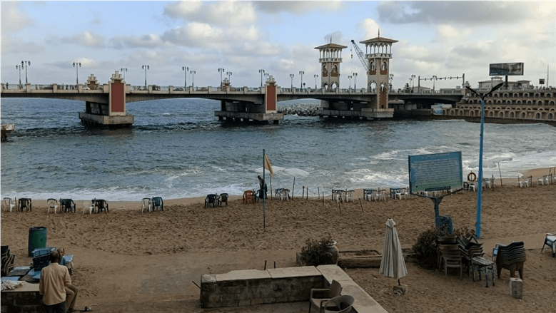 إرتفاع الأمواج يمنع السباحة في الإسكندرية