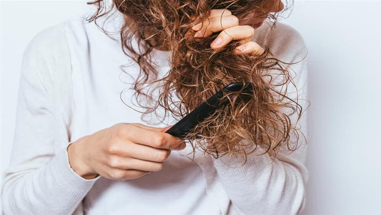 طرق استخدام زيت الشعر للحفاظ على اللمعان