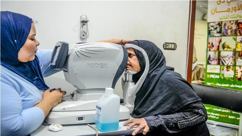 قافلة جامعة سوهاج تقدم خدماتها لـ931 مواطنا