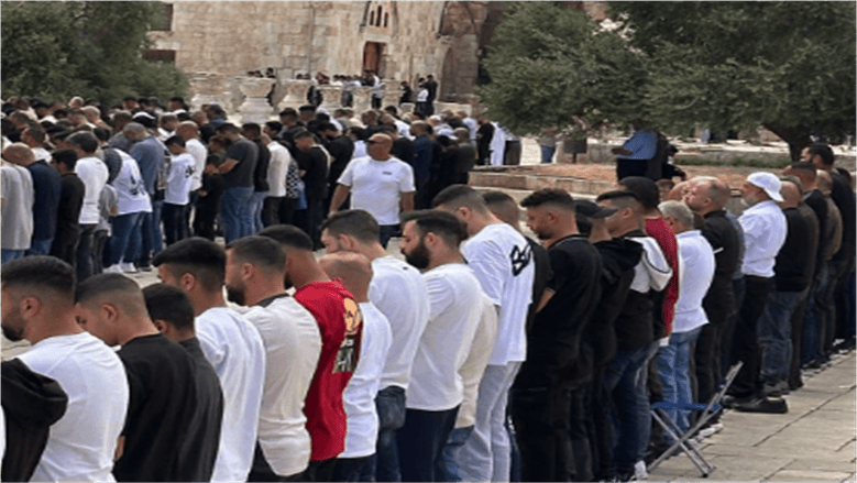 مئات الفلسطينيين يؤدون صلاة الجمعة في الأقصى رغم الحصار