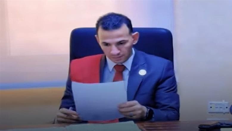محمود الجارحى يكتشف القاضي المزيف في الحبس
