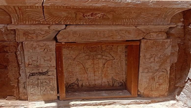 اكتشاف مقبرة هرمية رومانية جديدة في الداخلة
