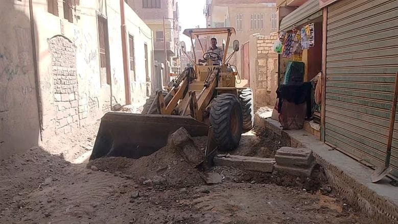 بدء تجهيز شوارع عزبة الصعايدة لتمهيد بلاط الإنترلوك