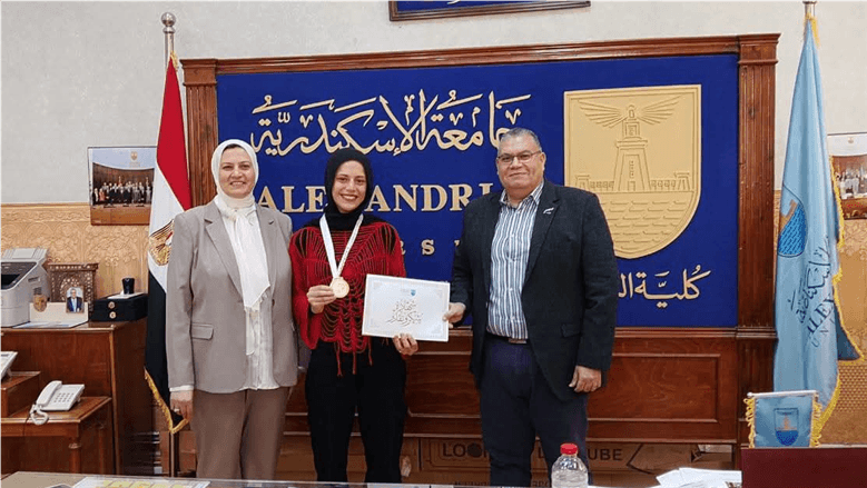 عميد تربية الإسكندرية يكرم رتاج محمد بعد فوزها بالميدالية الذهبية