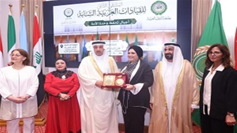 يسرا وسمير عمر يتلقون تكريمًا في ملتقى القيادات العربية