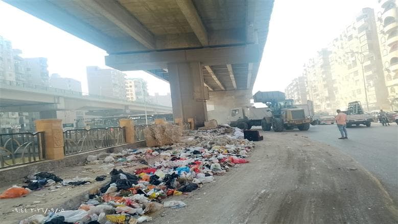 نظافة الجيزة تزيل مخلفات الترعة