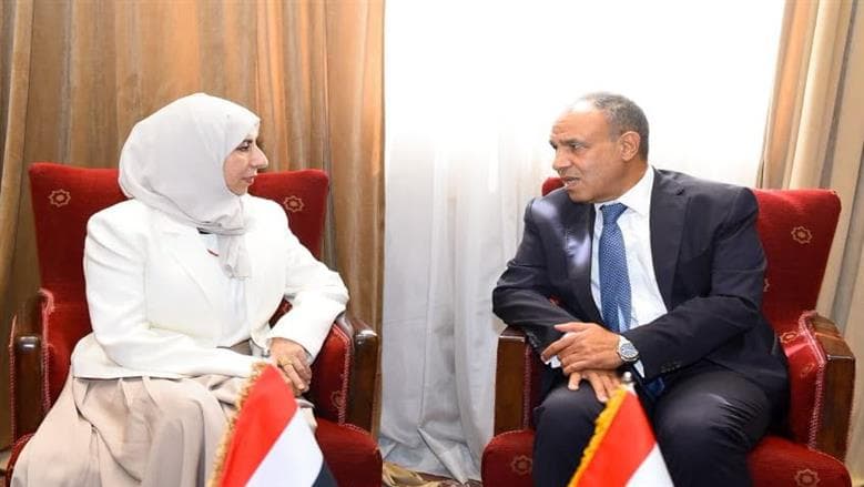 وزير الخارجية يناقش تعزيز العلاقات مع اليمن