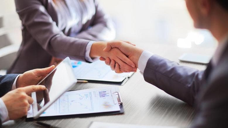قبل توقيع قرض.. 5 نصائح مهمة للابتعاد عن الديون