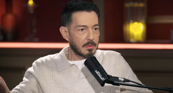 أحمد زاهر يتحدث عن تفكيره في الاعتزال بعد سقوطه على المسرح