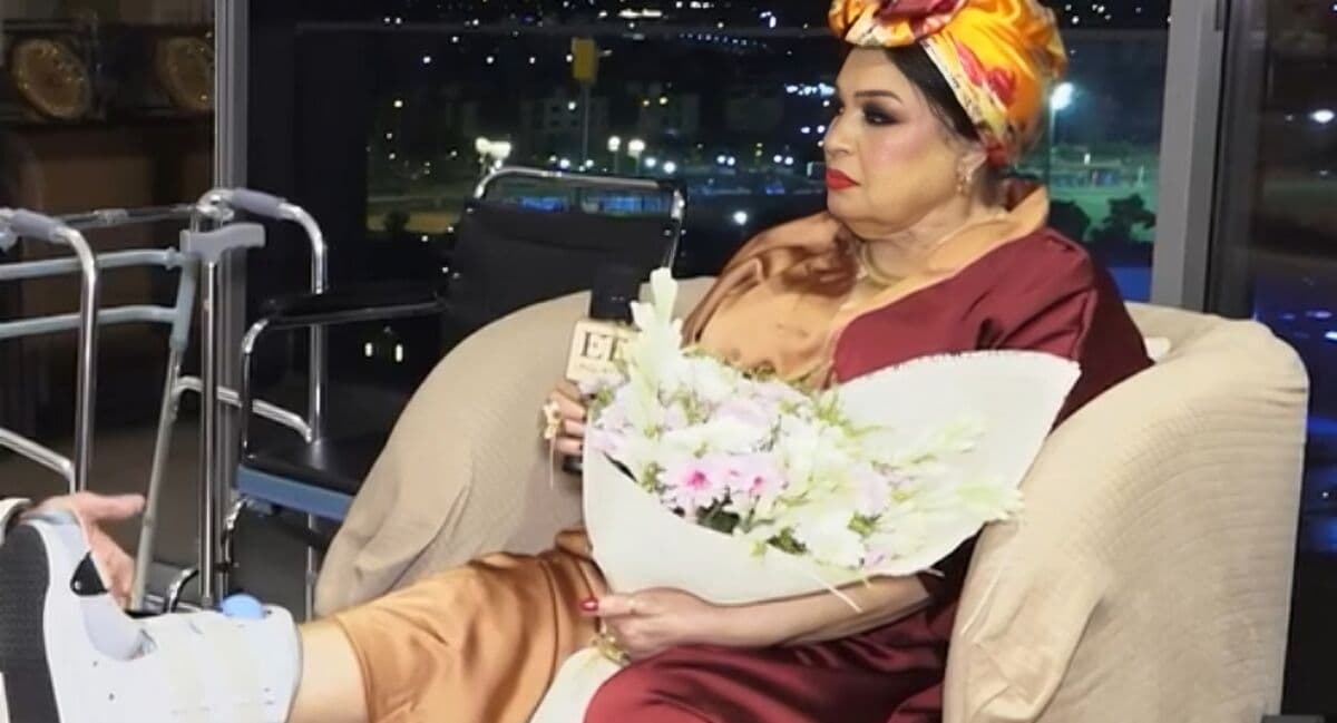 فيفي عبده تظهر بعد كسر قدمها