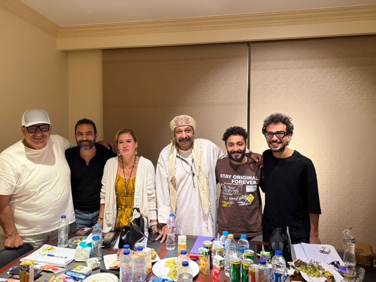 Intisar and Hena Sheiha Join Behind the Couch