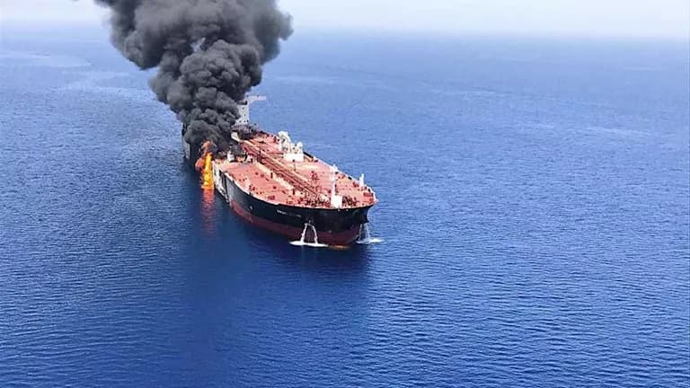 صواريخ مجهولة تهاجم ناقلة نفط قرب مضيق هرمز