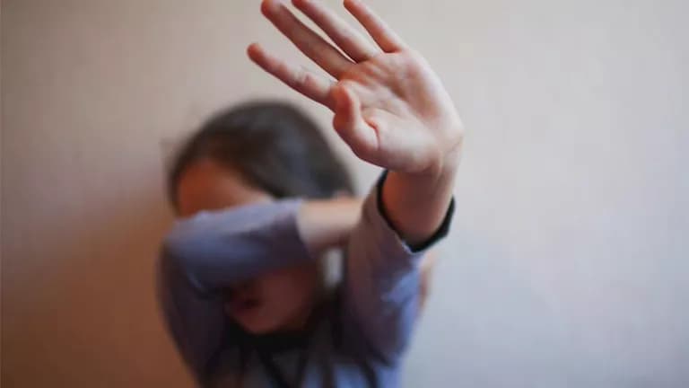 زوج الأم يقتل طفلة بسبب كثرة التبول