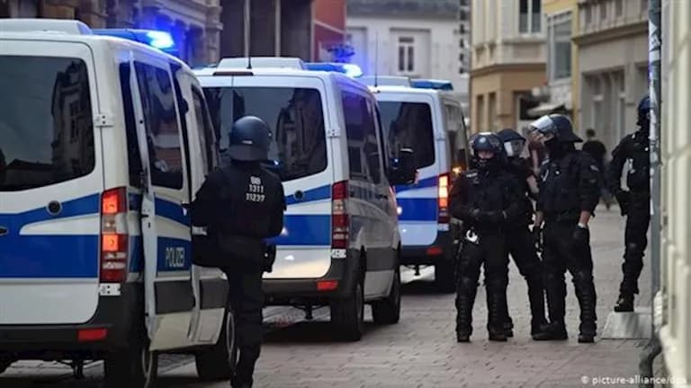 مسؤولون وقادة متهمون بالخيانة
