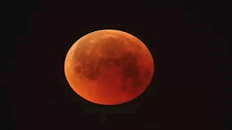 القمر يتلاشى جزئياً قريبا وتفاصيل الخسوف في مصر