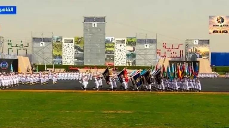 طلاب الشرطة يضعون رقم دفعتهم في حفل التخرج