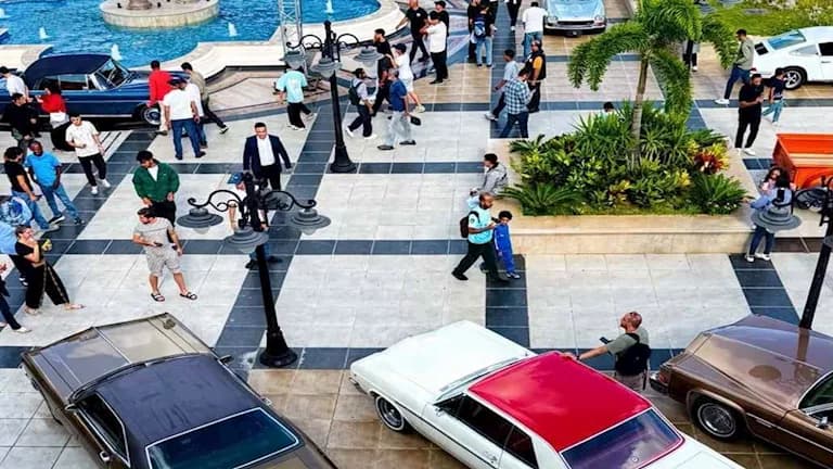 سيارة نادرة تتجول على كورنيش الإسكندرية