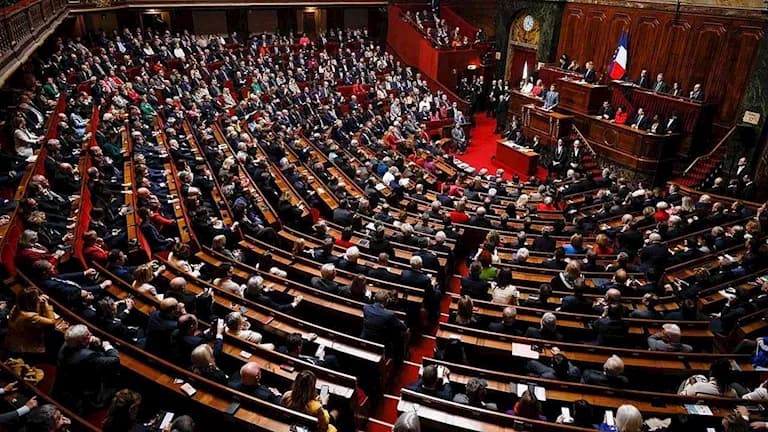 فرنسا تدرس قانون لتغريم المخربين