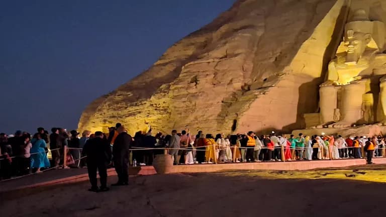 آلاف يشاهدون تعامد الشمس على رمسيس الثاني بمعبد أبو سمبل