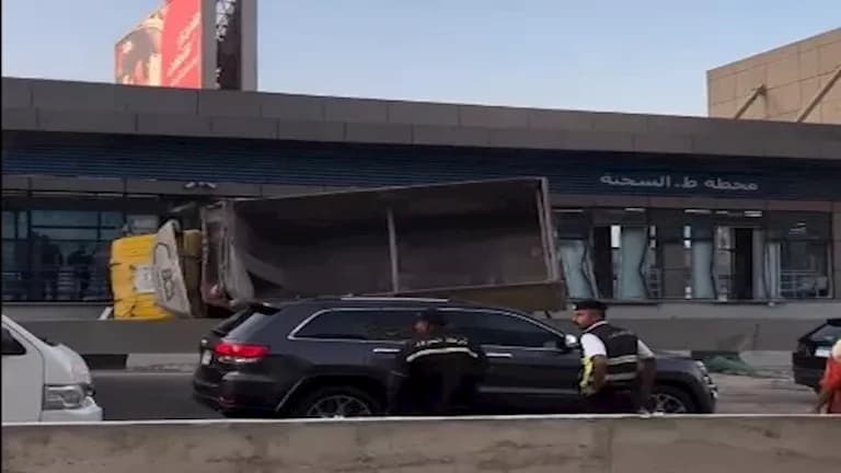 انقلاب تريلا بعد اصطدامها بمحطة الأتوبيس بالدائري